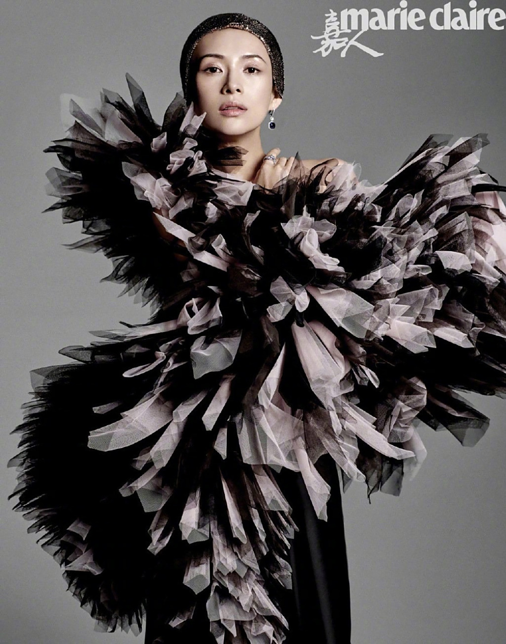 章子怡孕肚登上《嘉人》3月刊封面,这组写真拍摄于她怀孕36周,121斤的