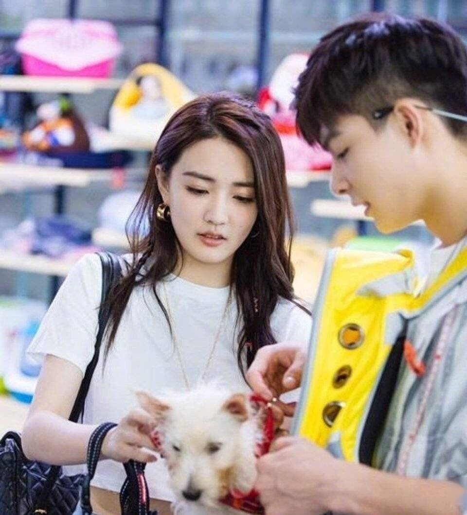 近日,疑似张铭恩与胡冰卿恋情曝光,在某酒店停车场举止亲密.