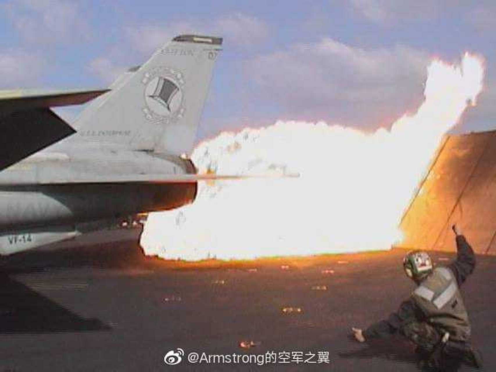 f-14a tf30发动机5级加力掉链子,加力燃烧室燃油积聚被喷出后变成火球