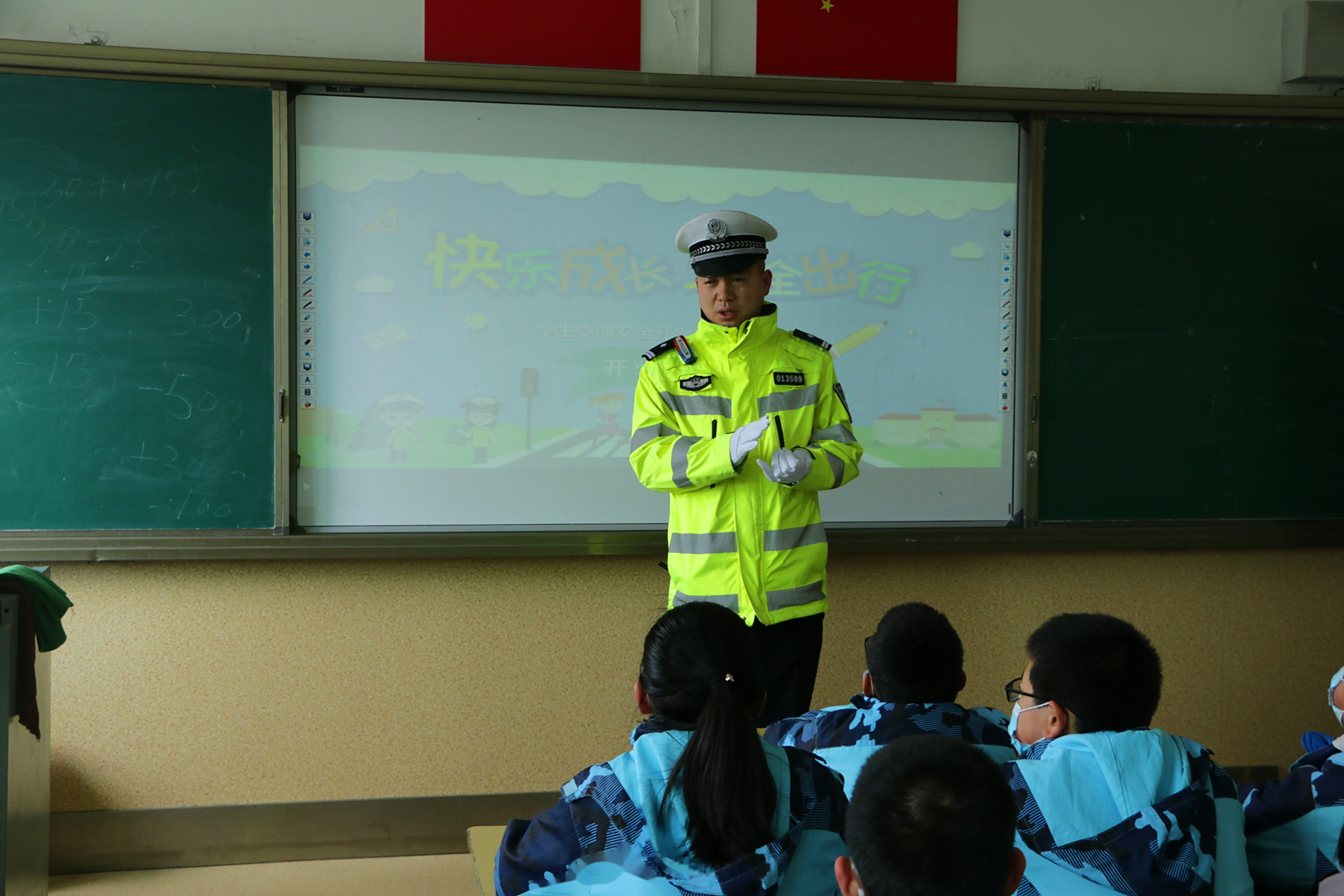 开学季# 【开学第一课教你"荷式开门法"】3月2日,雁滩大队宣传民警