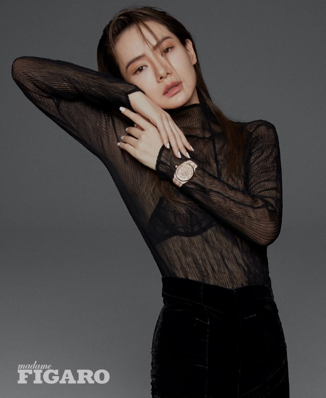 戚薇《madamefigaro》封面大片亮相,复古爆炸头酷飒十足,彰显摩登女郎