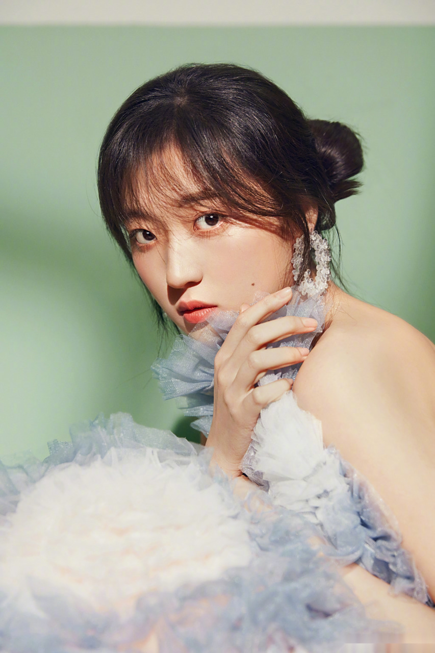 她是《我在未来等你》里高冷学霸王微笑,凭着清新自然的演技圈粉无数