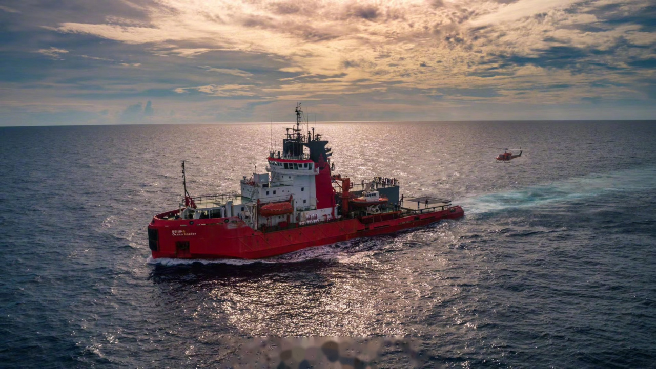 地球之极·侣行 昨晚"北京号"破冰船顺利穿越西风带,现在张昕宇梁红