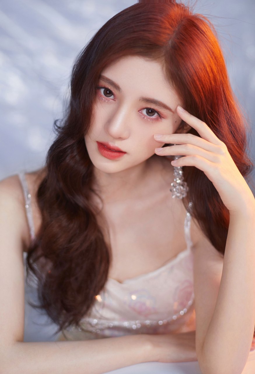 鞠婧祎最新的钻石妆绝了!