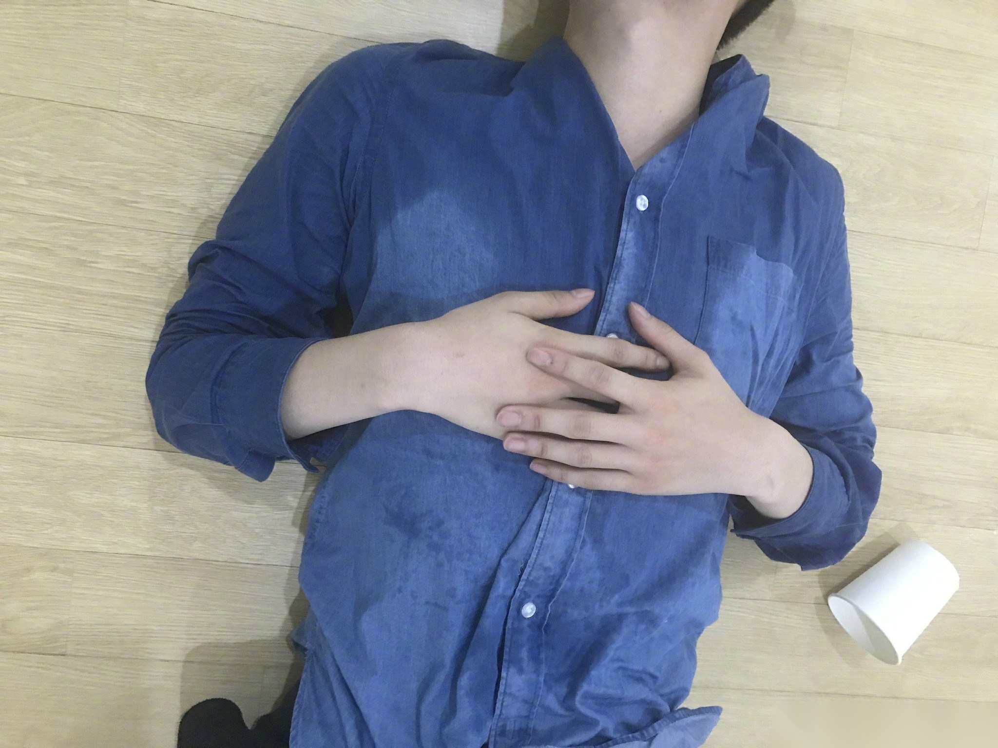 张艺兴为了新专辑累到精疲力尽的躺在地板上休息!