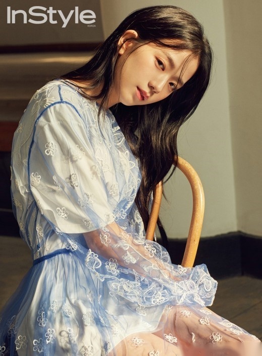 blackpink成员jisoo登上杂志《instyle》12月刊,展示了出道以来首个