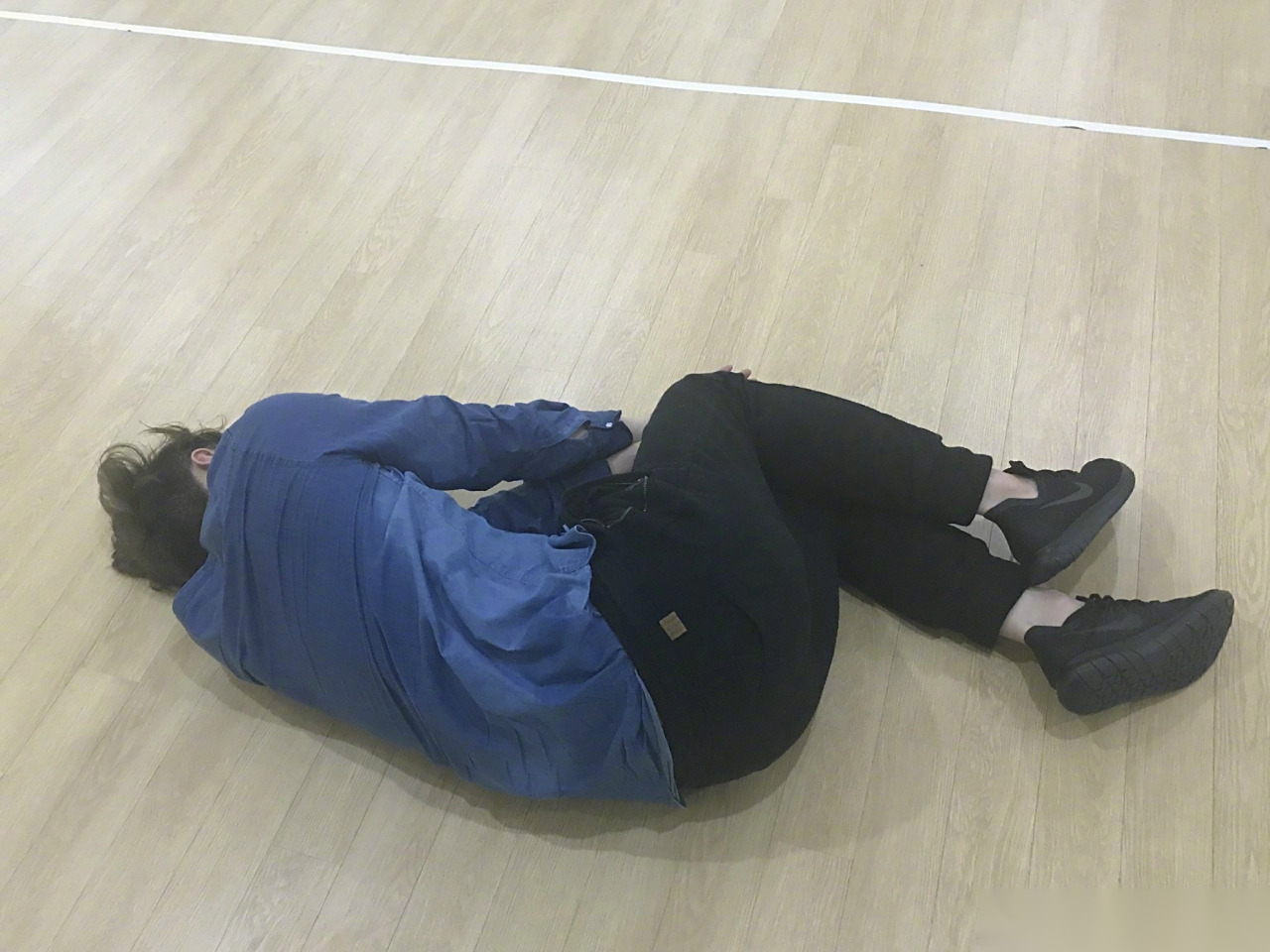 张艺兴为了新专辑累到精疲力尽的躺在地板上休息!