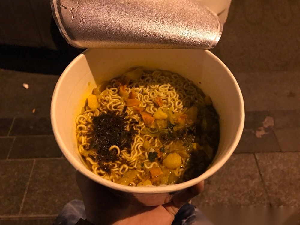 凌晨的北京,坐在街边来一碗便利店里的泡面,零钱我没让他找,五块几毛
