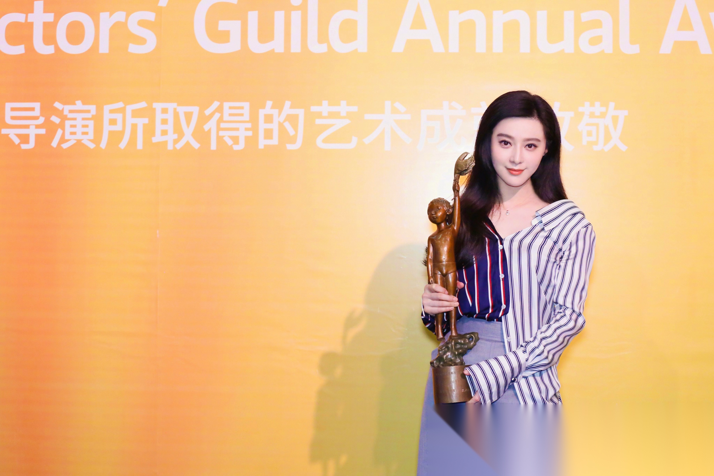 的导演们,给了我这个如此有份量的奖项,谢谢导演协会,谢谢小刚导演