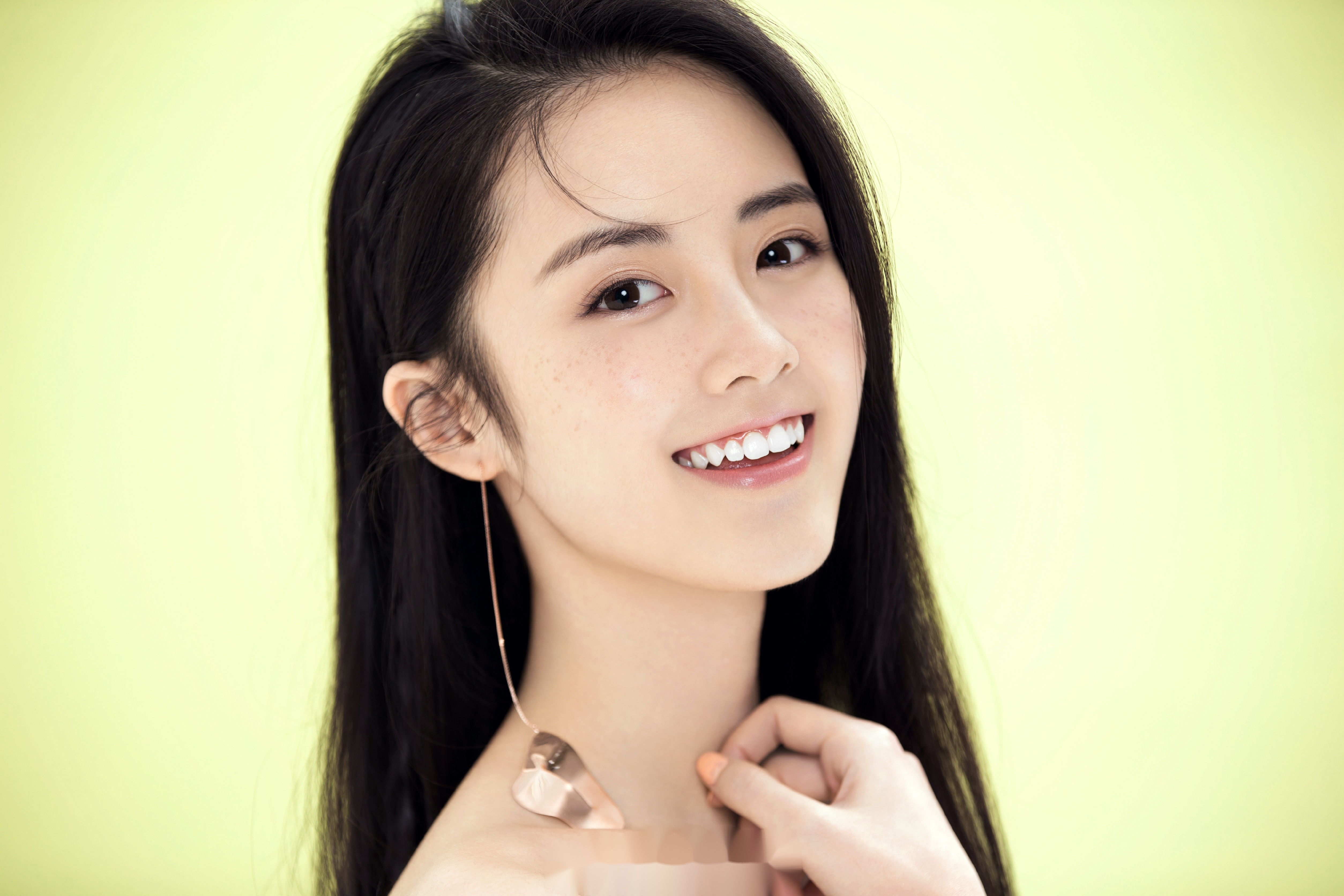 近日,唐人小花章乐韵曝光一组夏日清新写真,一字肩小白裙搭配乌黑秀丽