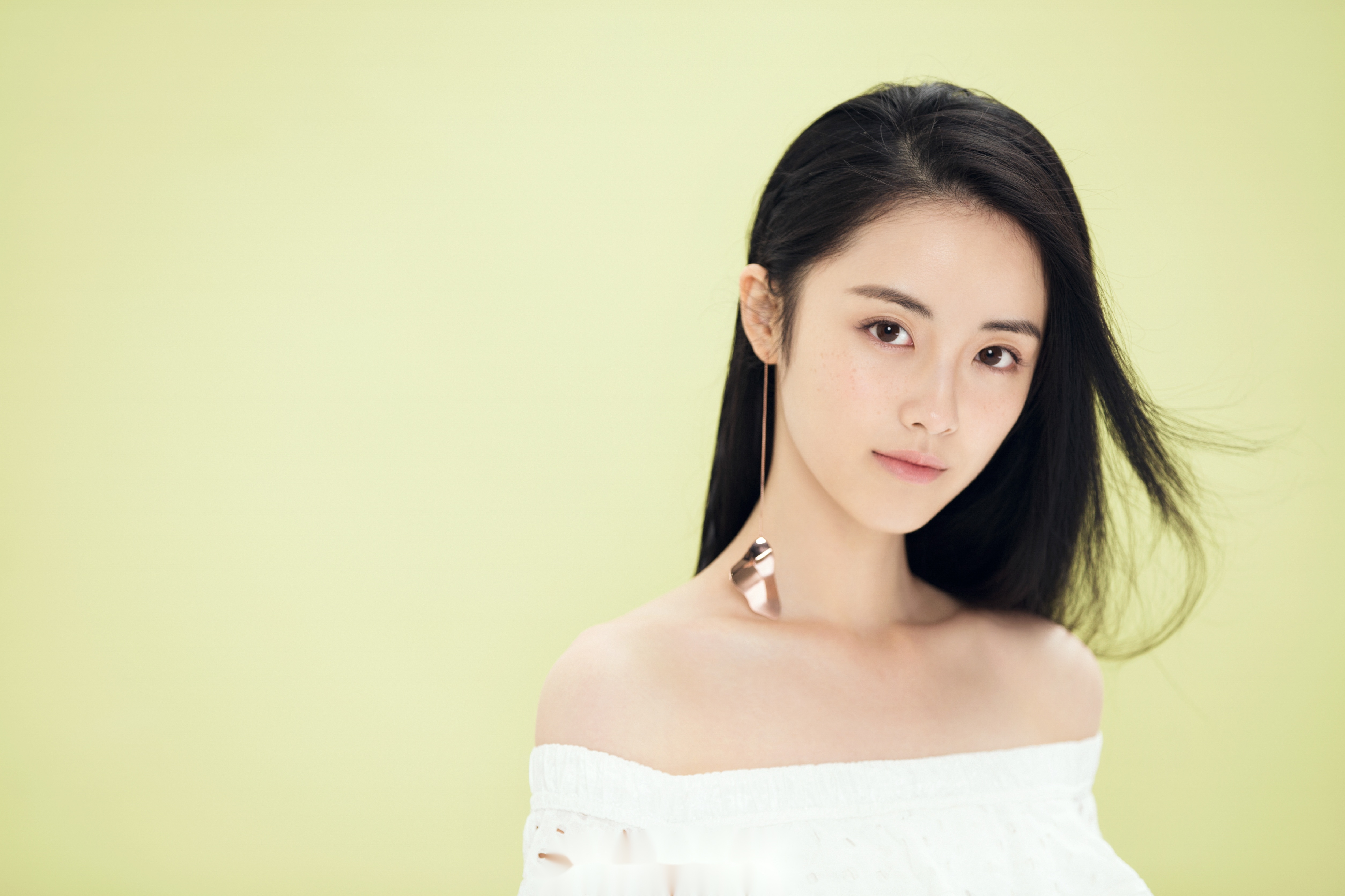 近日,唐人小花章乐韵曝光一组夏日清新写真,一字肩小白裙搭配乌黑秀丽