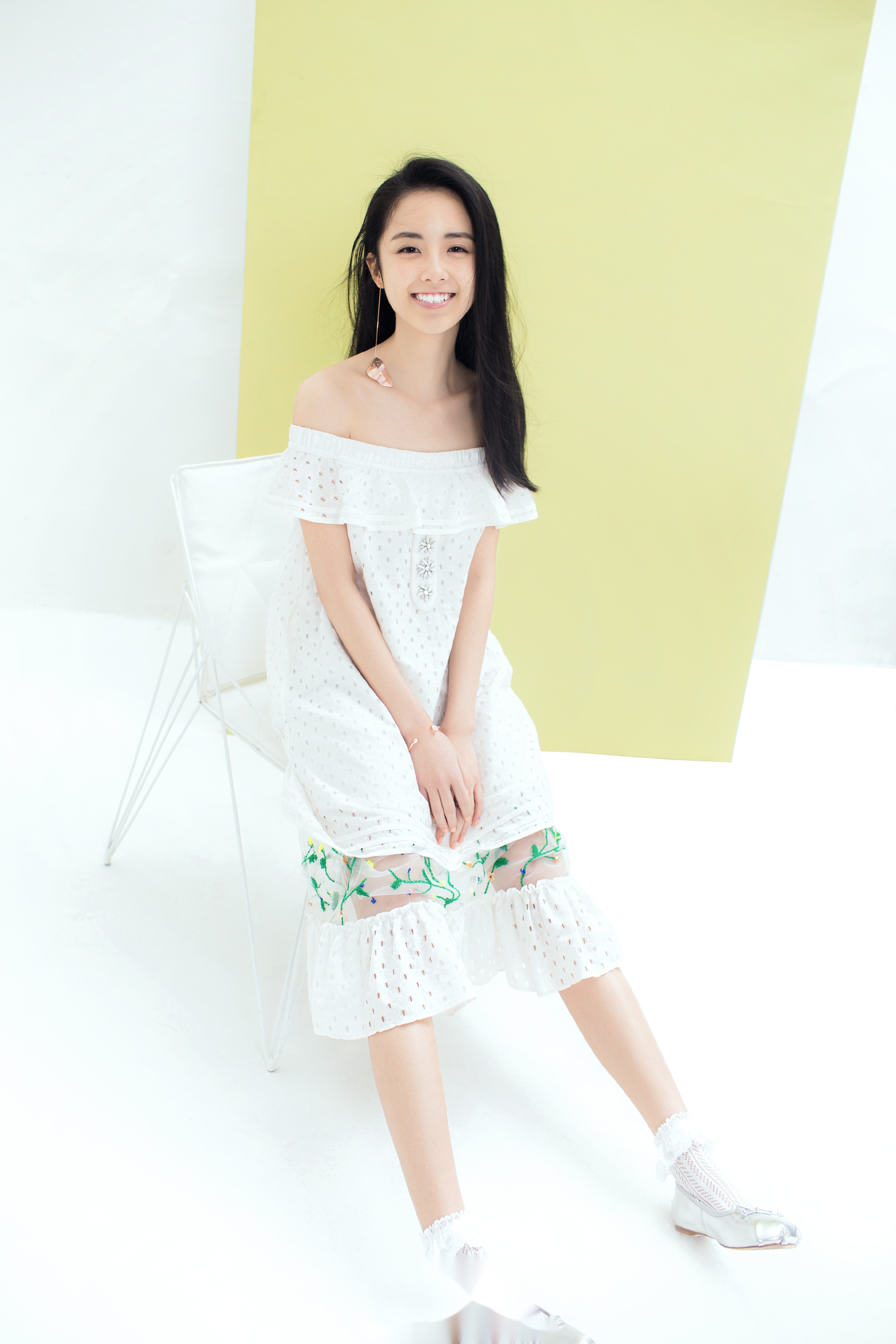 近日,唐人小花章乐韵曝光一组夏日清新写真,一字肩小白裙搭配乌黑秀丽