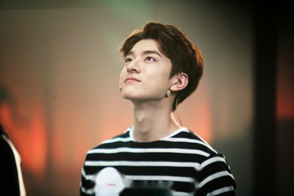 【《美少年学社》首播  林一霸气上演"摸头杀"】5