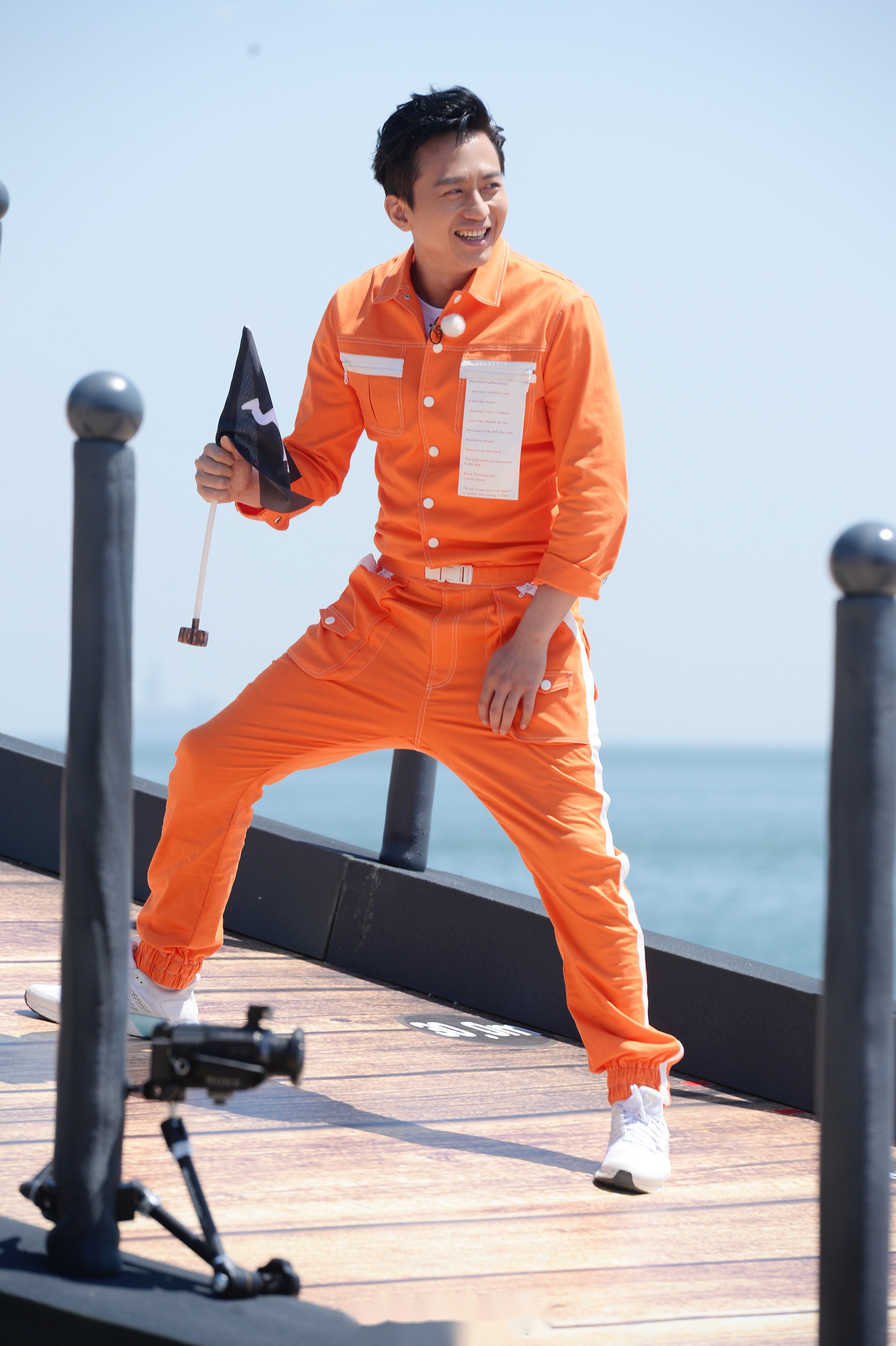 邓超在找寻记忆的道路上,吹过气球跑过桥,面临重重困难.