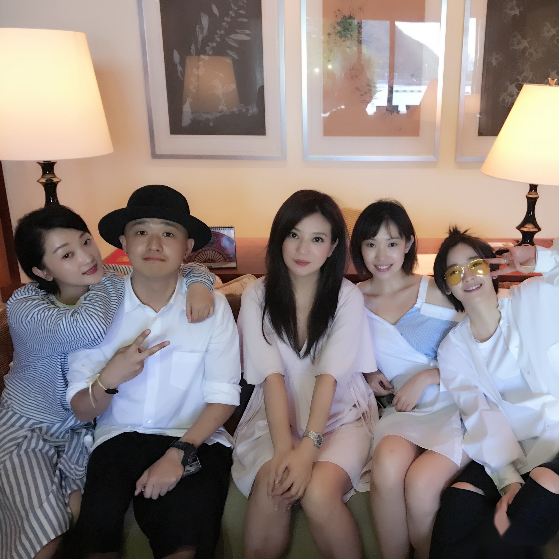 短暂的狂欢以为一生绵延,漫长的告别是青春盛宴!我们疯了,醉了,累了,