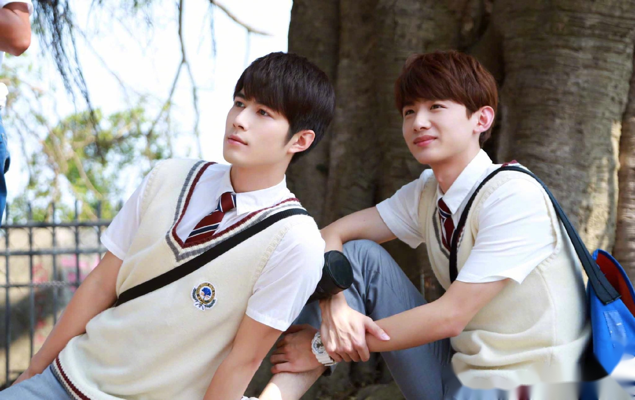 你冷脸,你不屑,更多的话你藏在心里,但我们能看到你那不易察觉的笑.