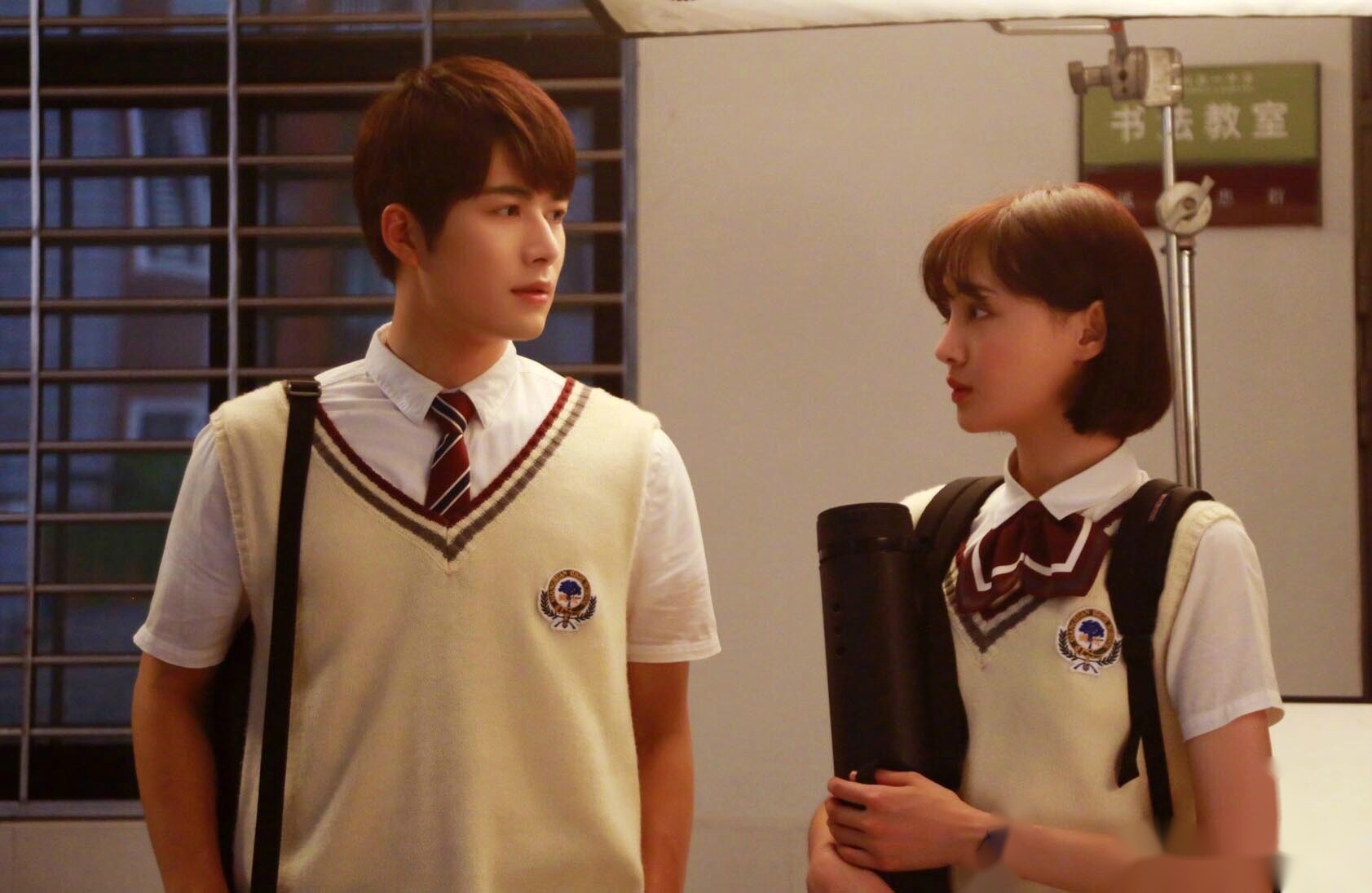 你冷脸,你不屑,更多的话你藏在心里,但我们能看到你那不易察觉的笑.