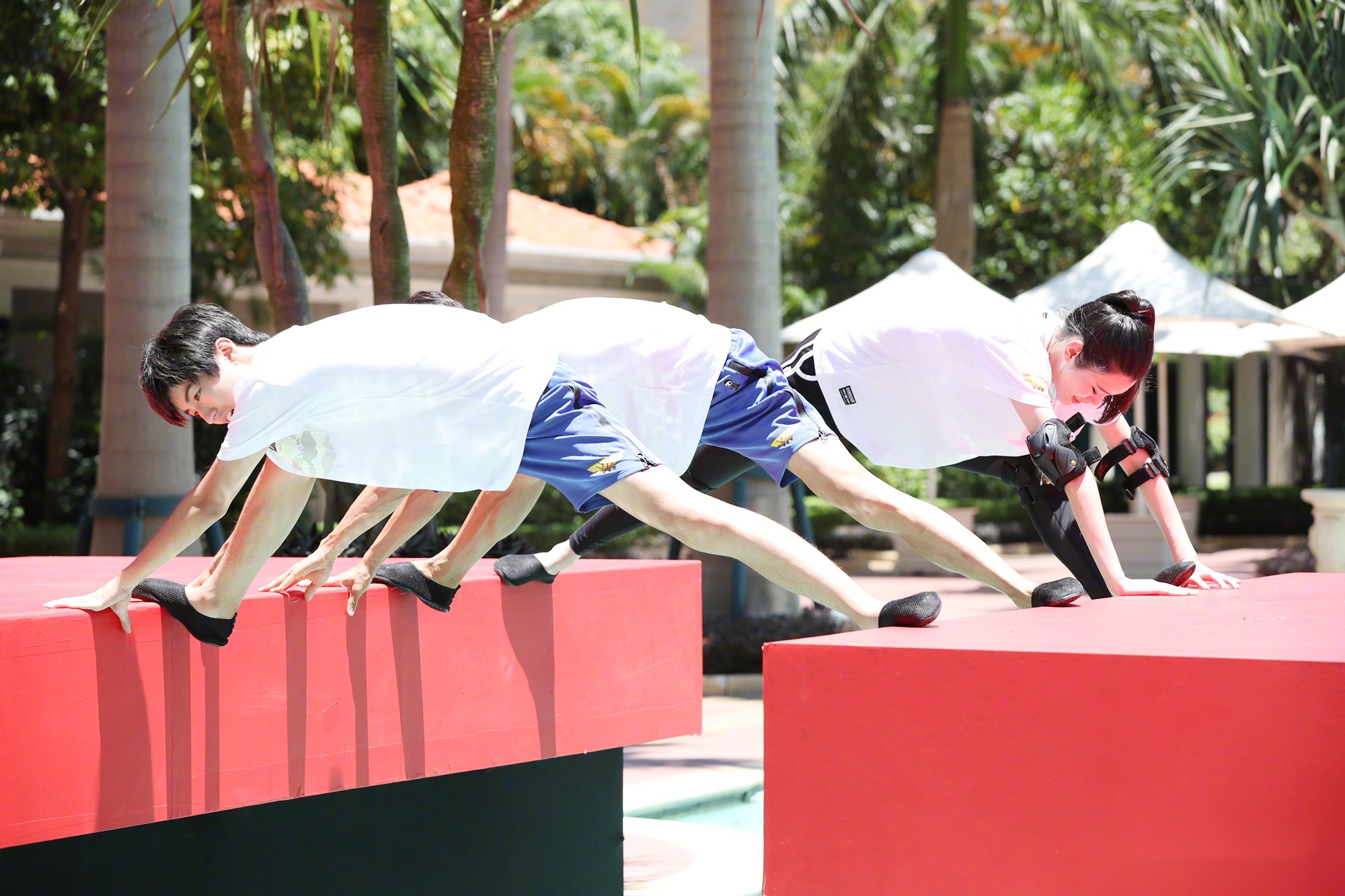 王俊凯张一山协力"劈叉式"唱歌开挂挑战180度高难度姿势.