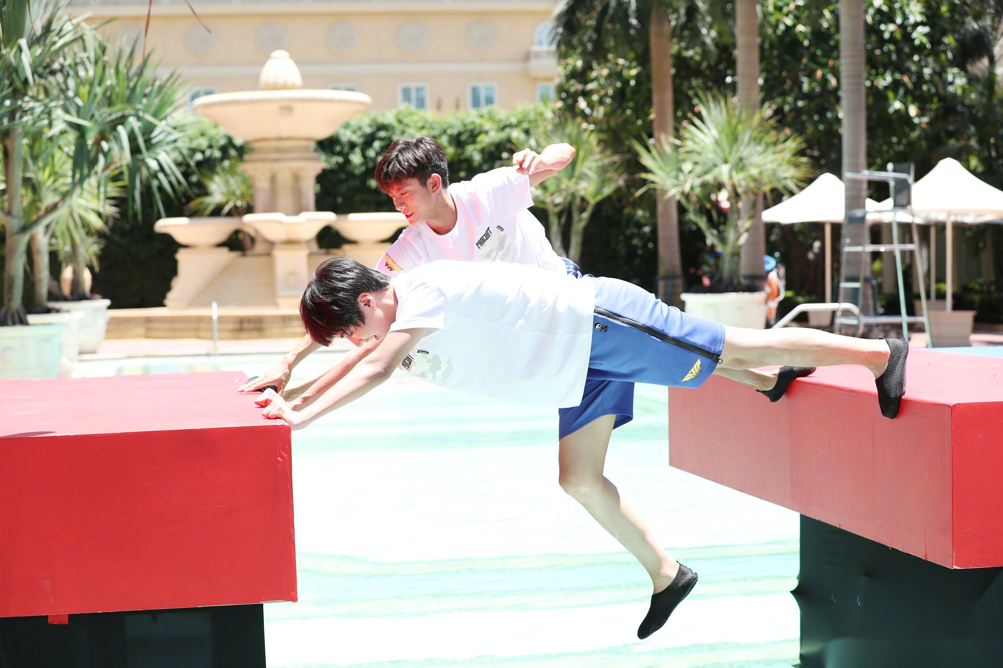 王俊凯张一山协力"劈叉式"唱歌开挂挑战180度高难度姿势.