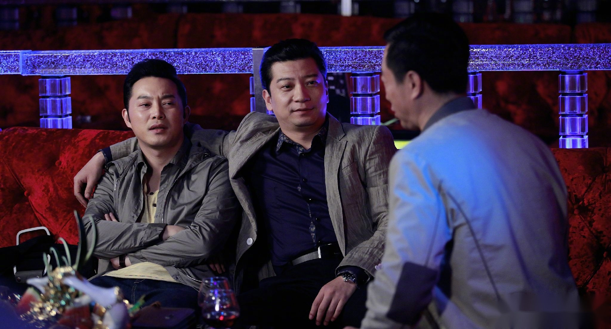 大学生李乐在酒吧做兼职歌手.田衡赞叹李乐清纯,梁鸿名表示鄙视.