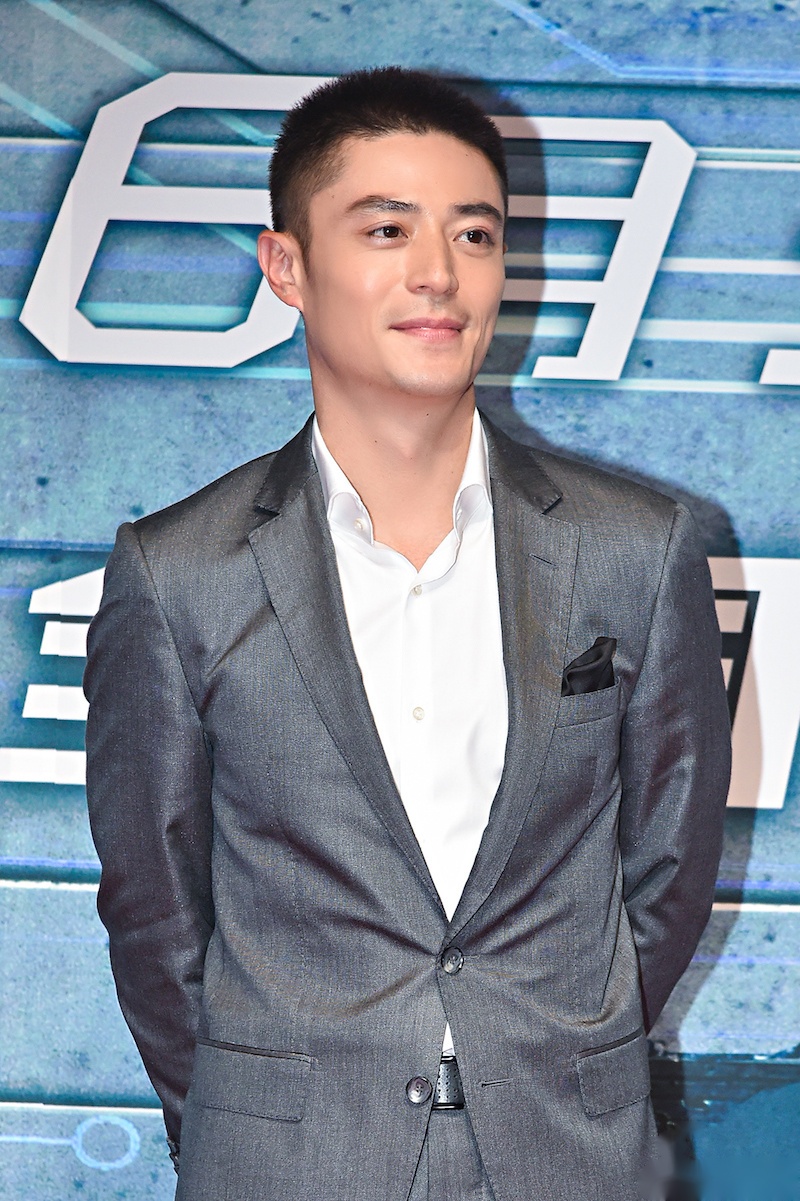 主持人黄子佼 让杨幂 和霍建华现场pk扳手腕,成龙大哥做裁判,你们猜谁