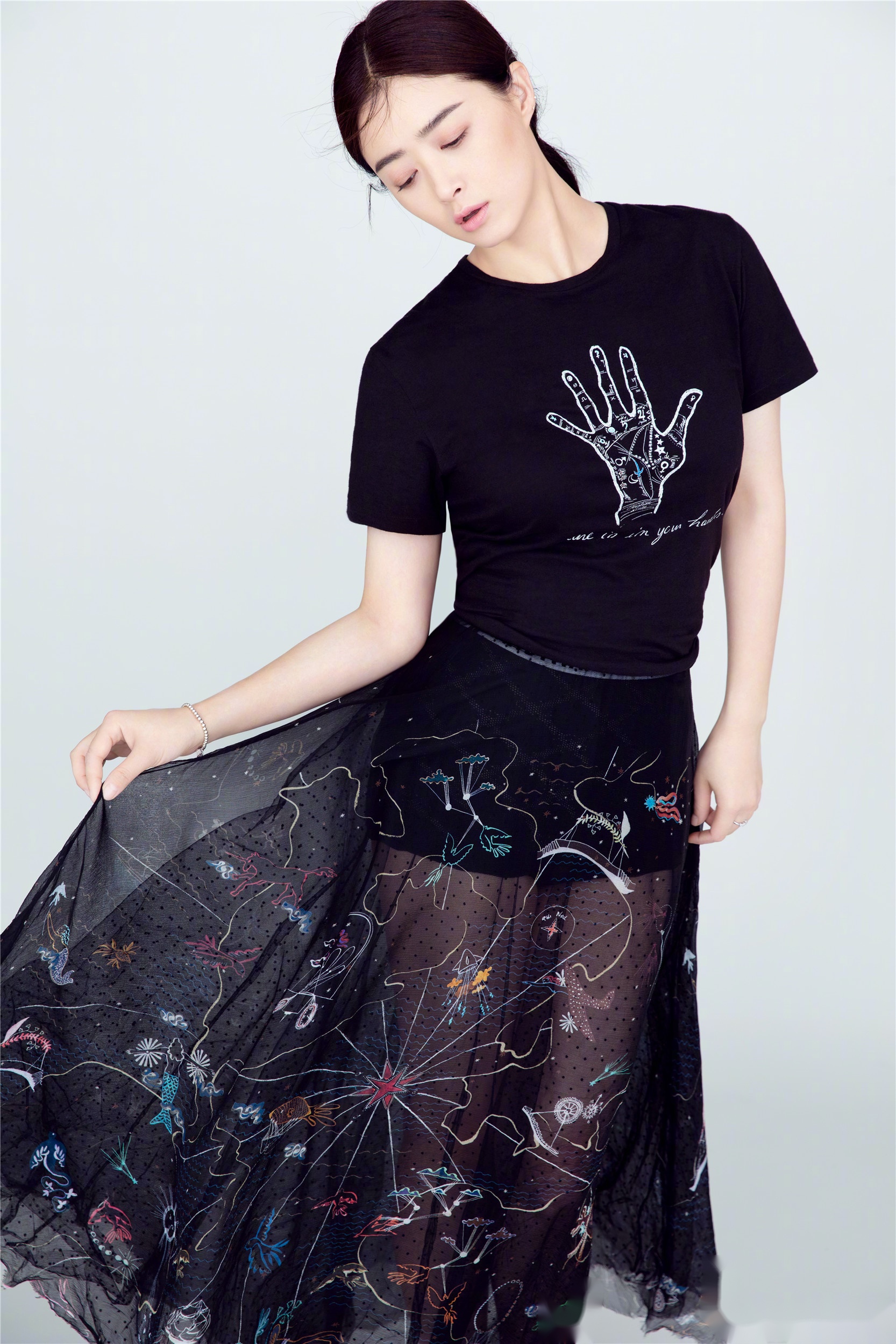 最新杂志封面大片,身着蓝黑色系长裙优雅又大方,精致