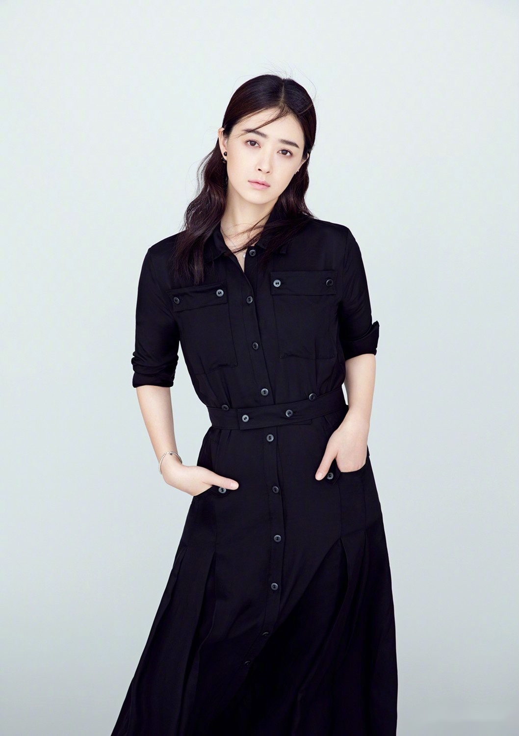 最新杂志封面大片,身着蓝黑色系长裙优雅又大方,精致