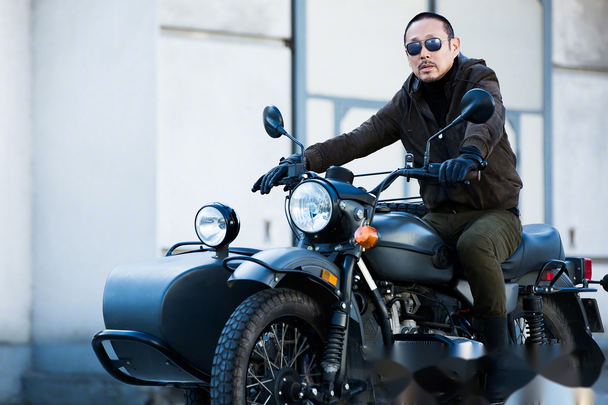 一位是酱子店老板,情史丰富,爱开机车的大叔,会聆听也会耍酷.