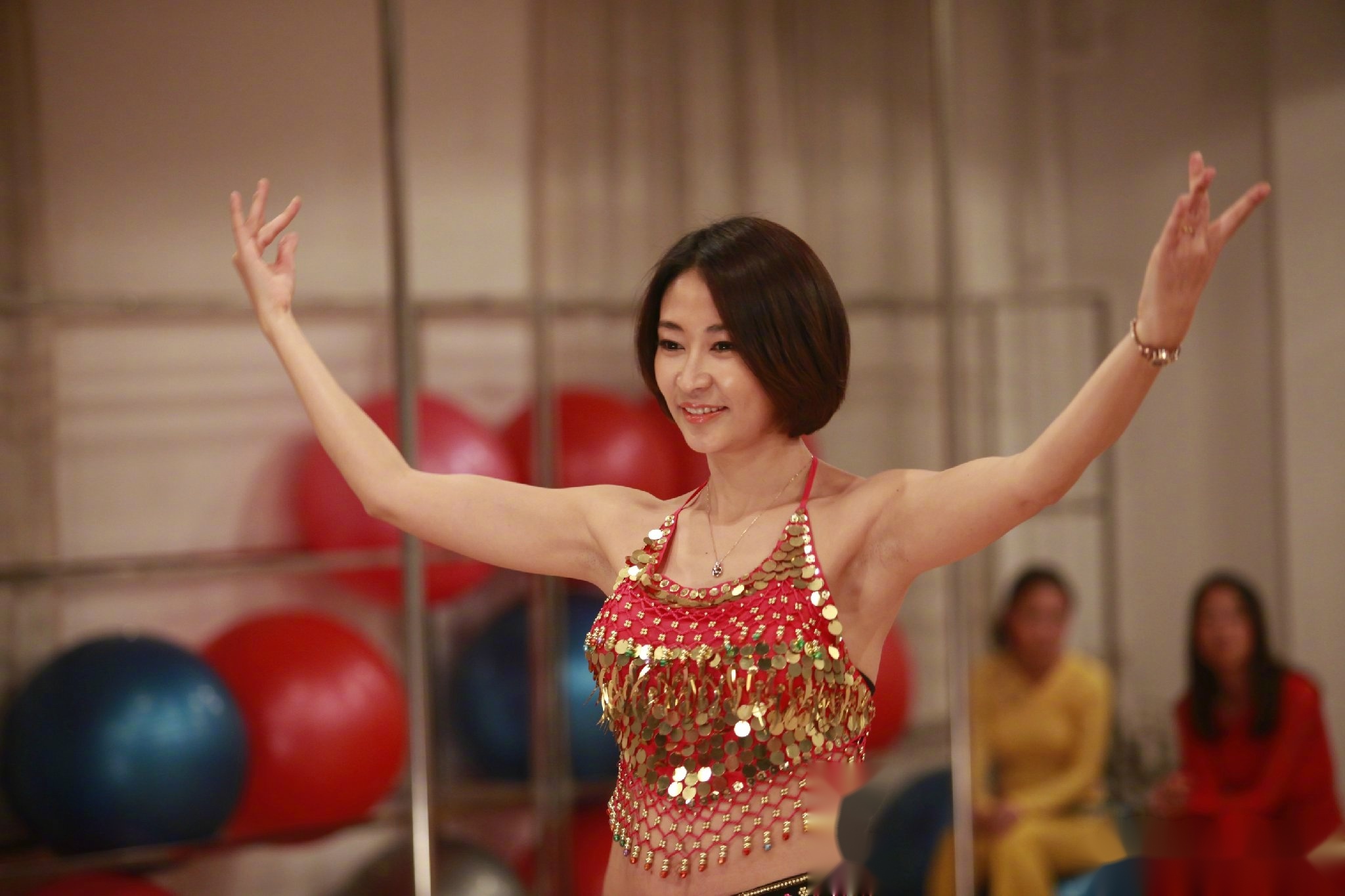 梁鸿名来到肚皮舞学习班,指责学肚皮舞是耍流氓,让邹琴立即回去.