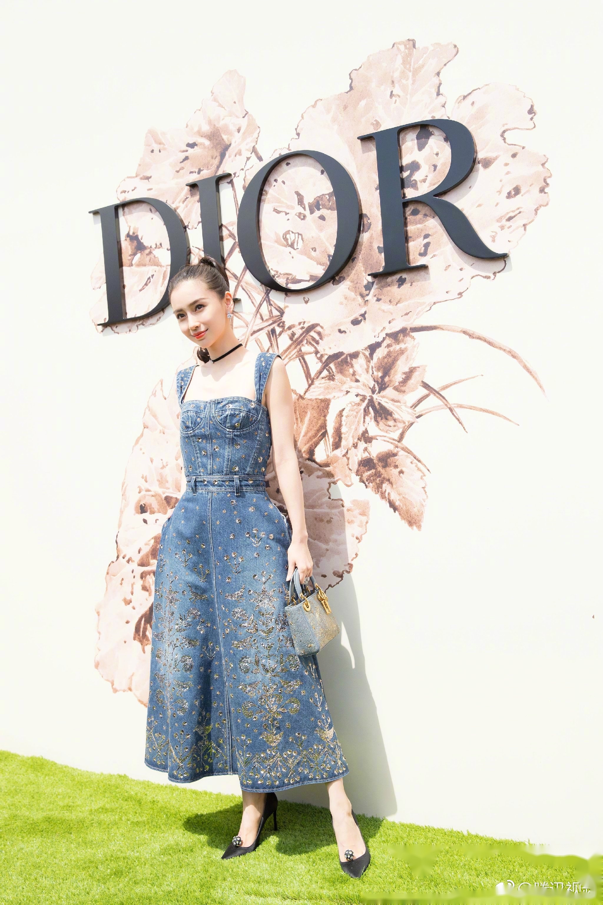 angelababy身着dior牛仔刺绣长裙亮相dior17-18巴黎秋冬高订秀场baby