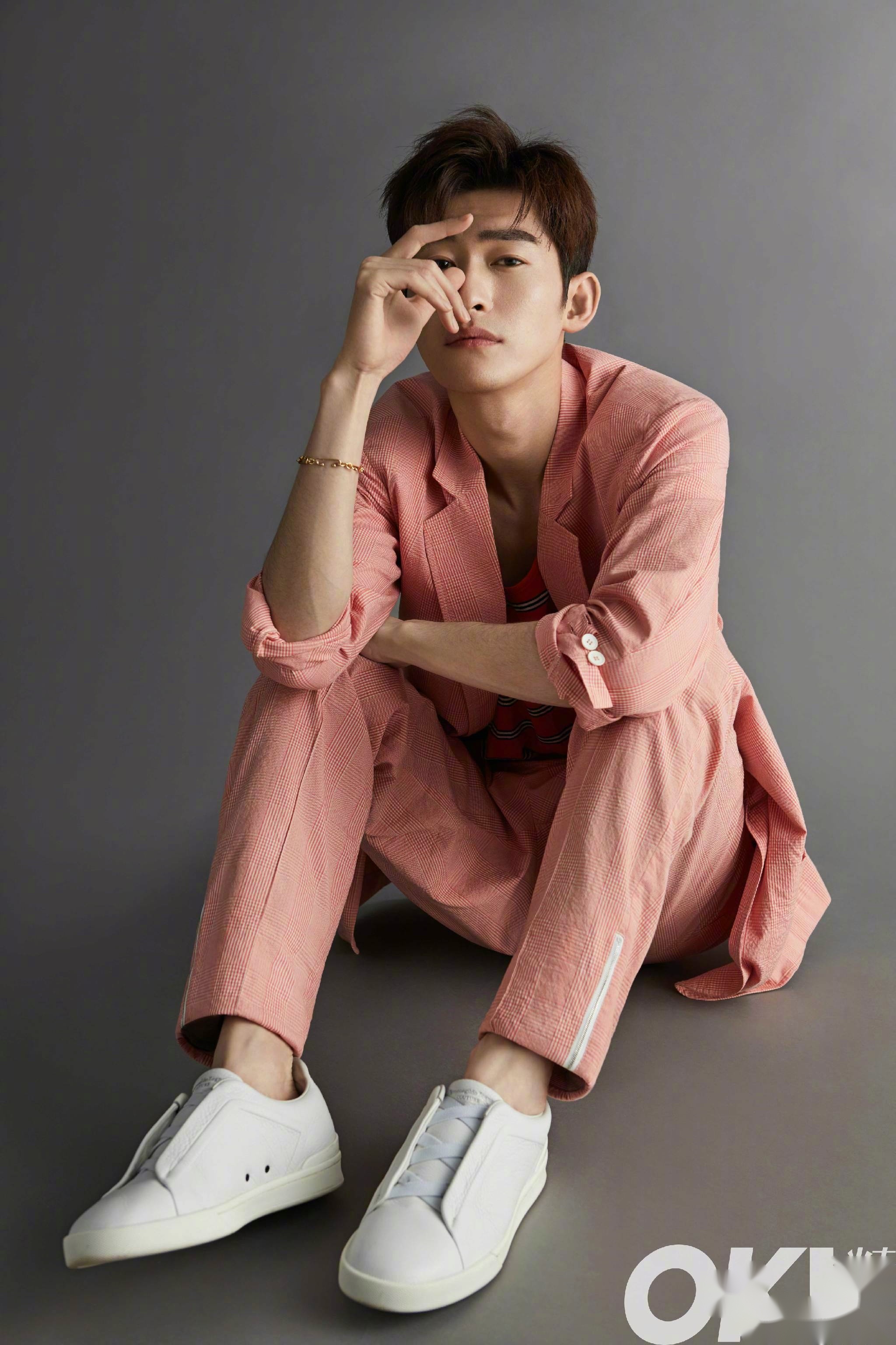 精彩》杂志发布130期张翰封面,兼具成熟感和少年气,风格独特,小奇已