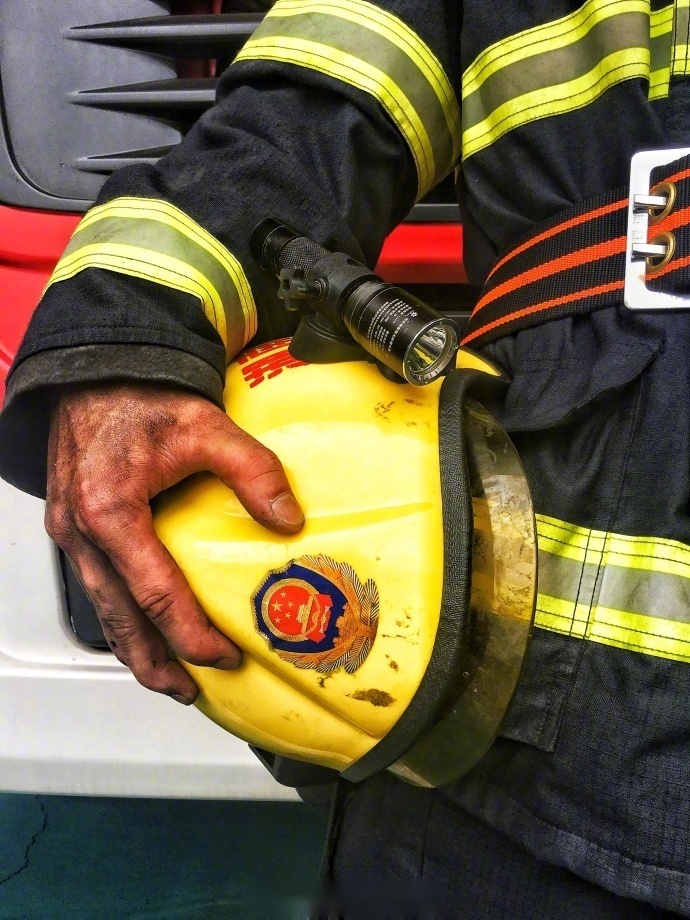 这是一双消防战士的手…】这双手剪过戒指,开过锁,扛过煤气罐,抱过