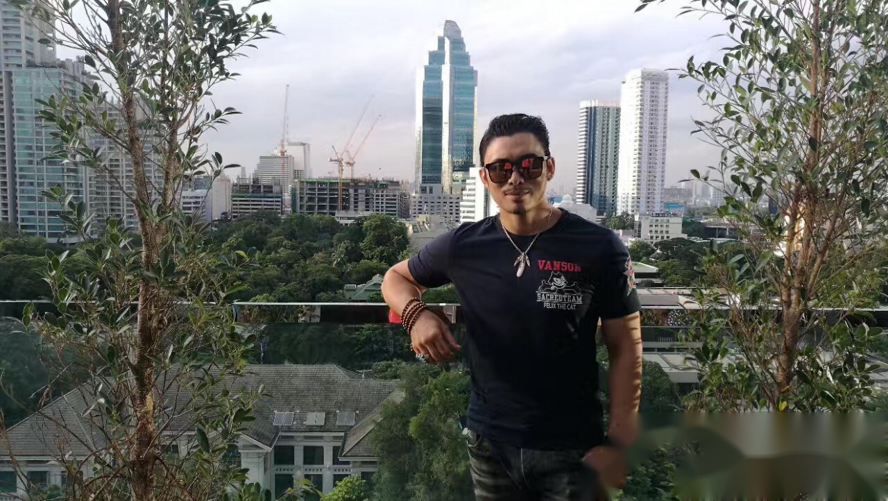 老大,你开开心心去泰国拍电影了,把我留给这三个傢