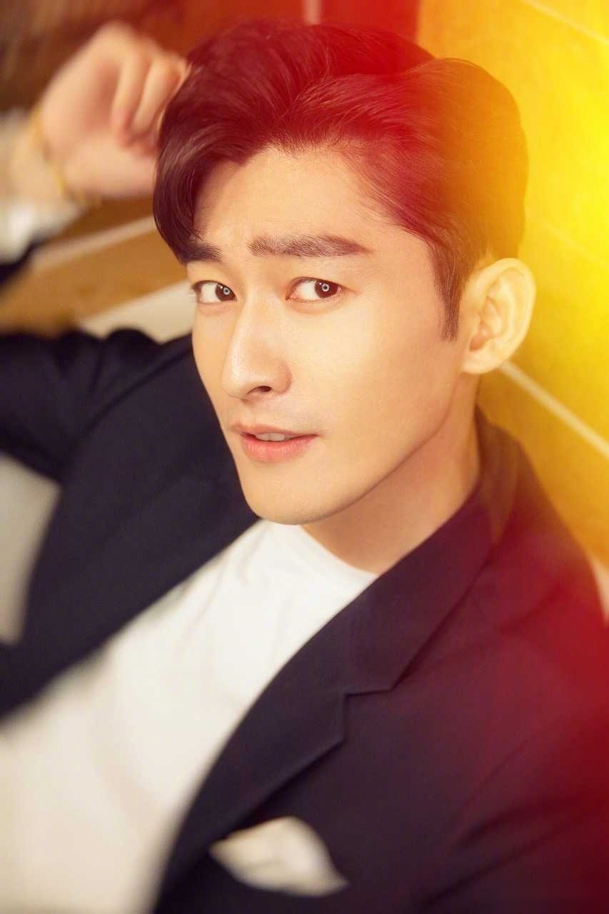 有趣的灵魂,拼搏的姿态今日曝光一组张翰的随拍写真,眉目清朗,笑容