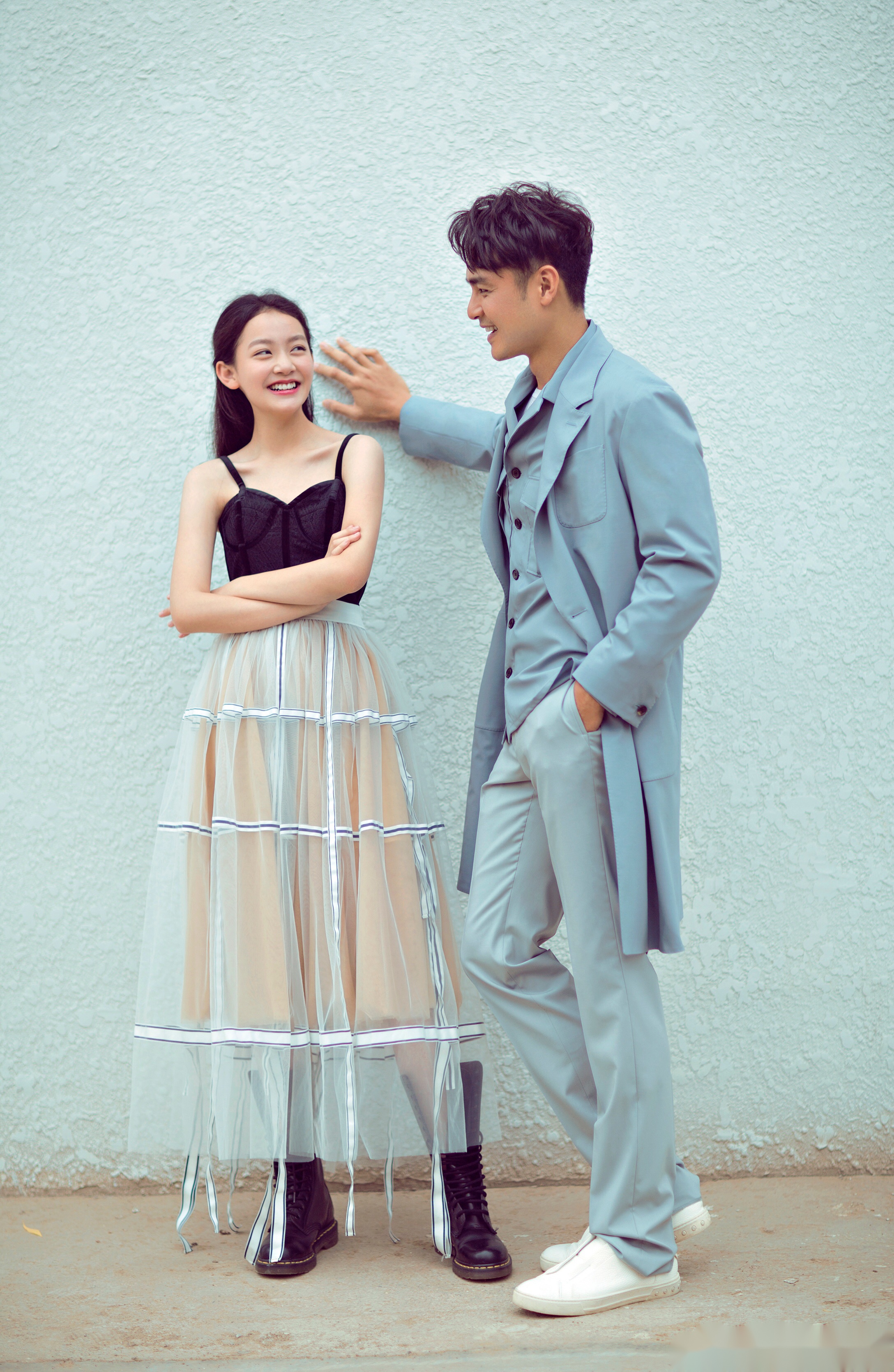 看这对"颜值父女",让岁月都停住了脚步.