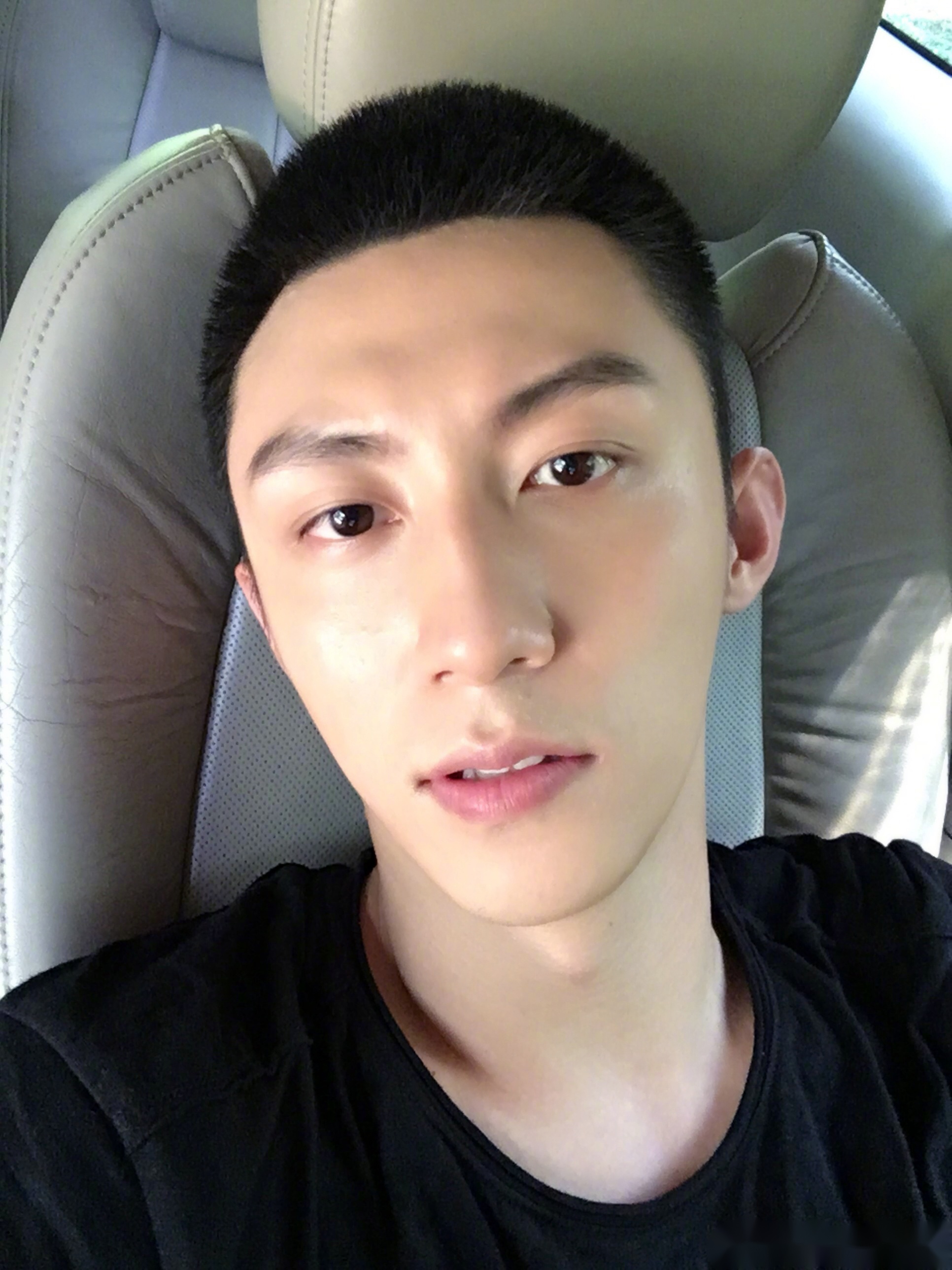 没啥事 就想发个自拍