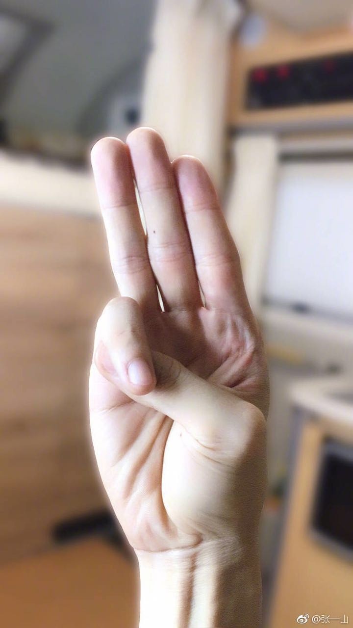 主持人李思思,尼格买提率先挑战成功,还有更多的手指异能人士吗?