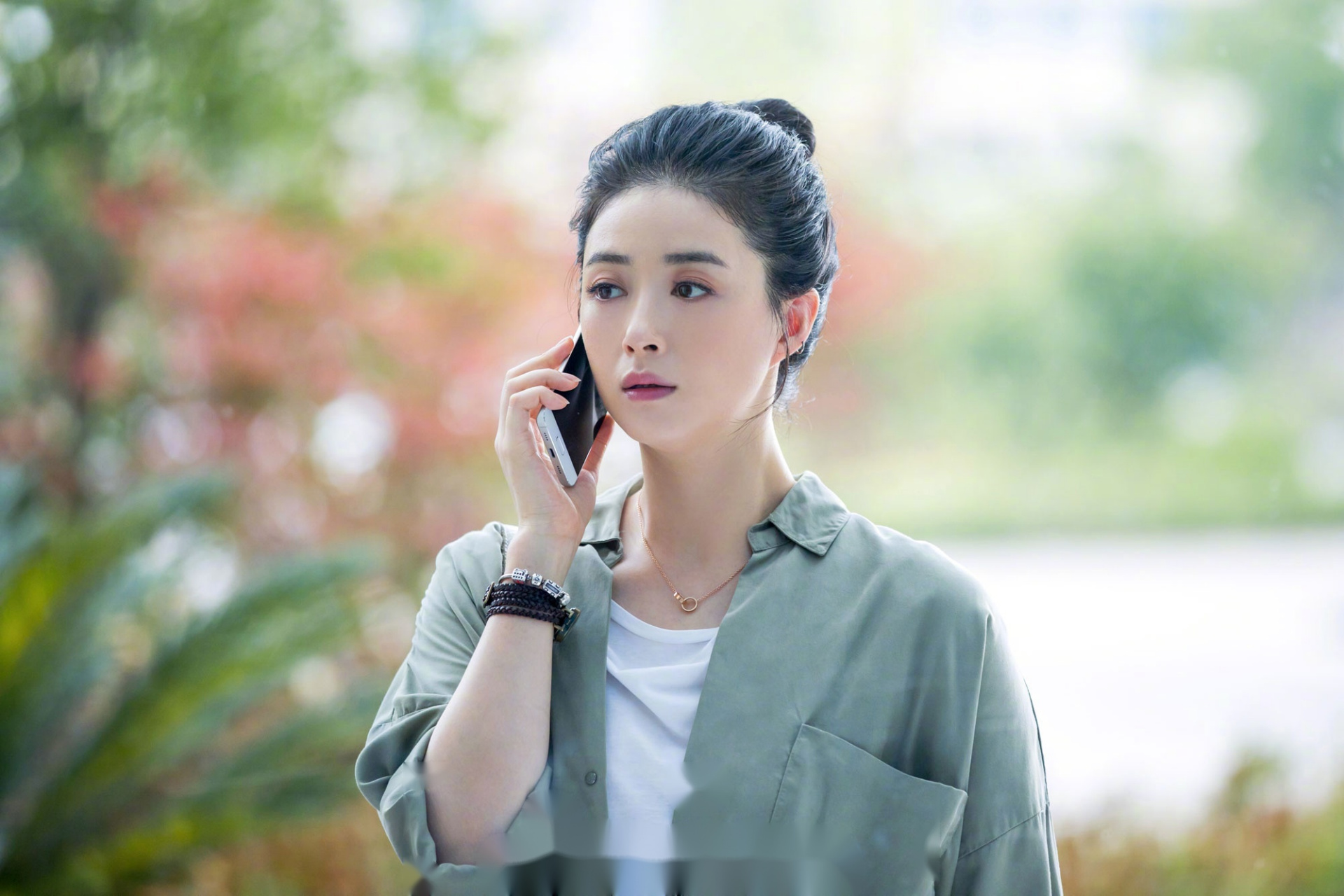 《盲约》中,蒋欣饰演的"大龄剩女"夏天因为没有男友被妈妈"怼",发誓要