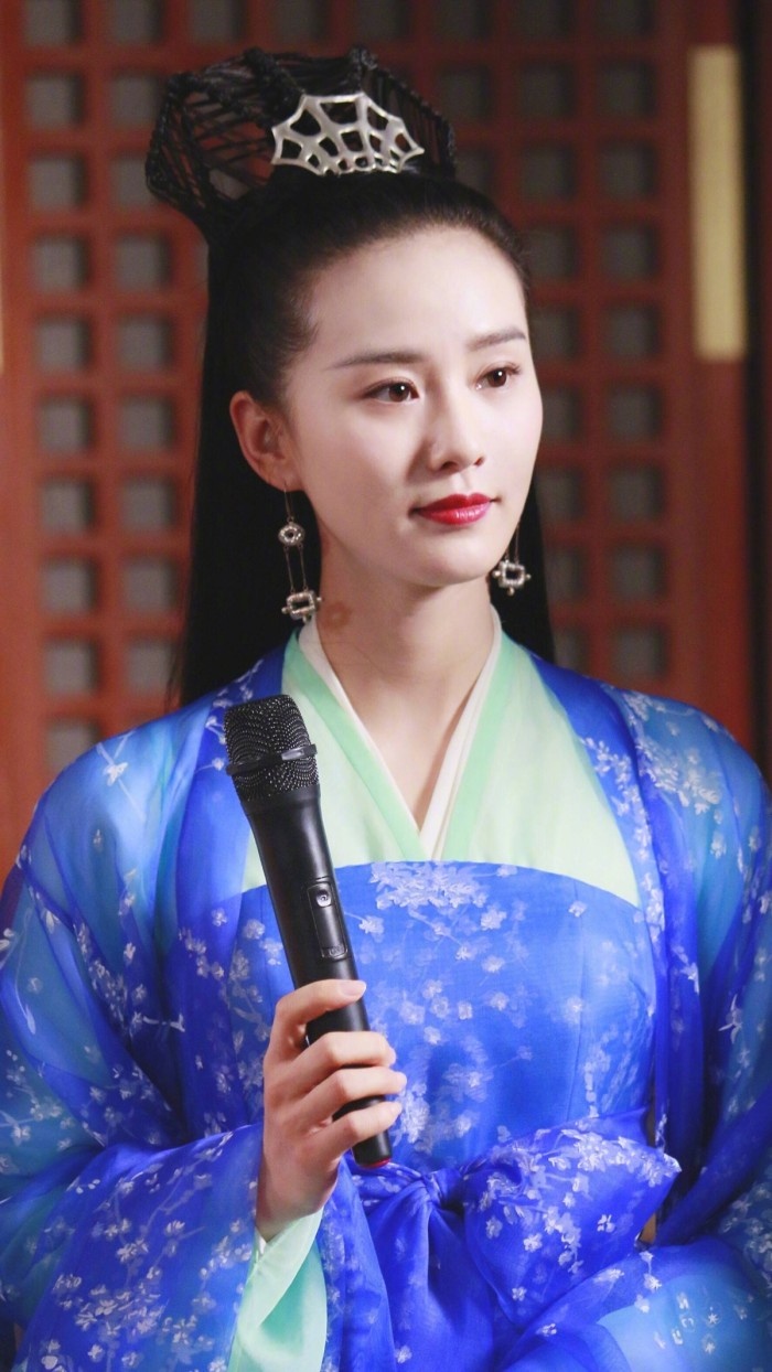 刘诗诗饰演的凤卿尘是巫族的圣巫女,她狡黠聪慧,内心