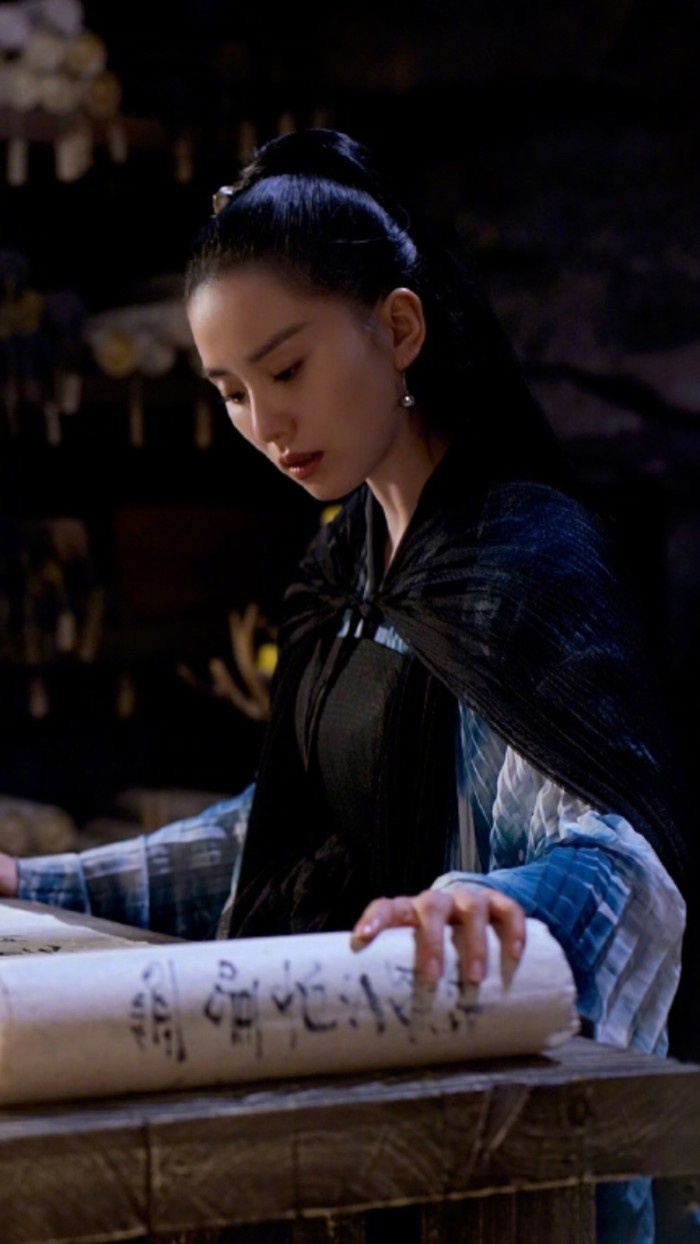 刘诗诗饰演的凤卿尘是巫族的圣巫女,她狡黠聪慧,内心充满韧性和对自我