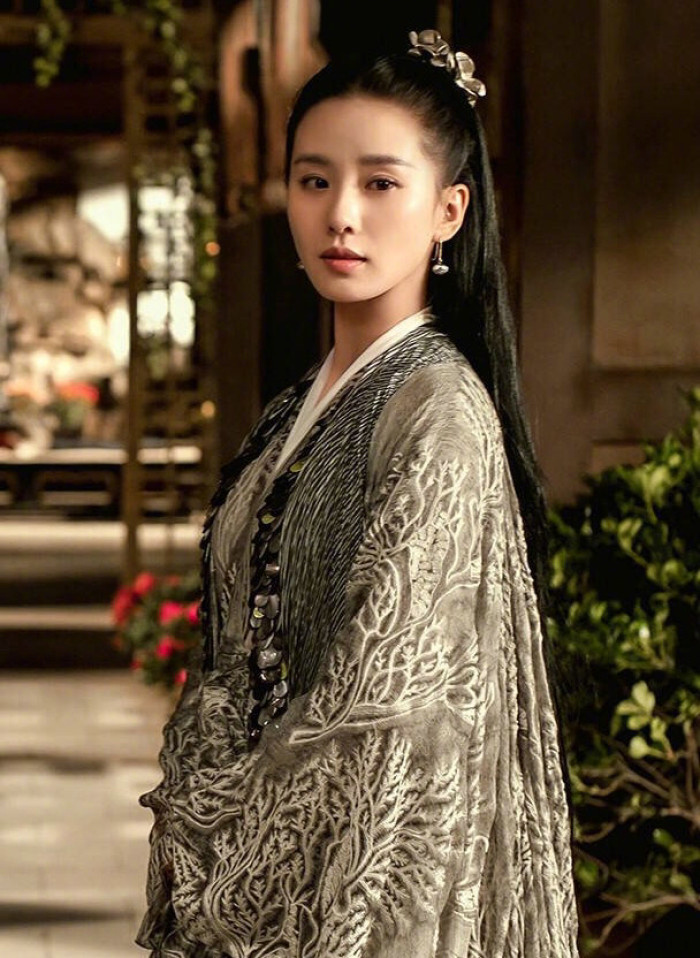 刘诗诗饰演的凤卿尘是巫族的圣巫女,她狡黠聪慧,内心充满韧性和对自我