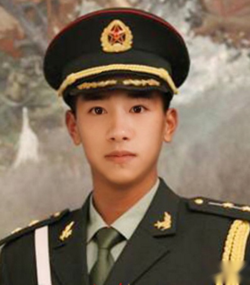 现在p图软件火了!看看他们穿上军装的样子,哪个是你最爱?