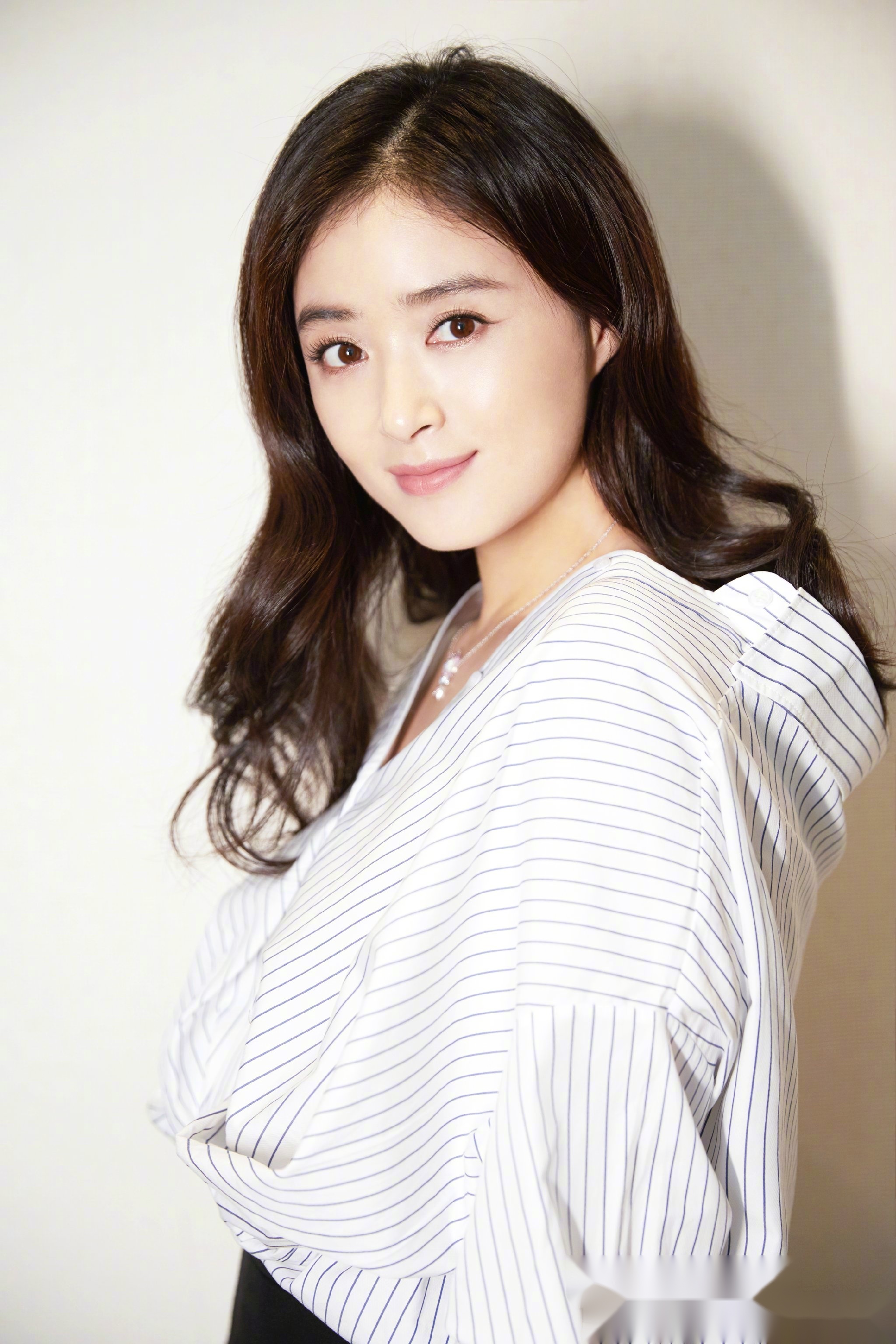 可萌可御气质百变的欣姐身着白色不规则条纹衬衫,一