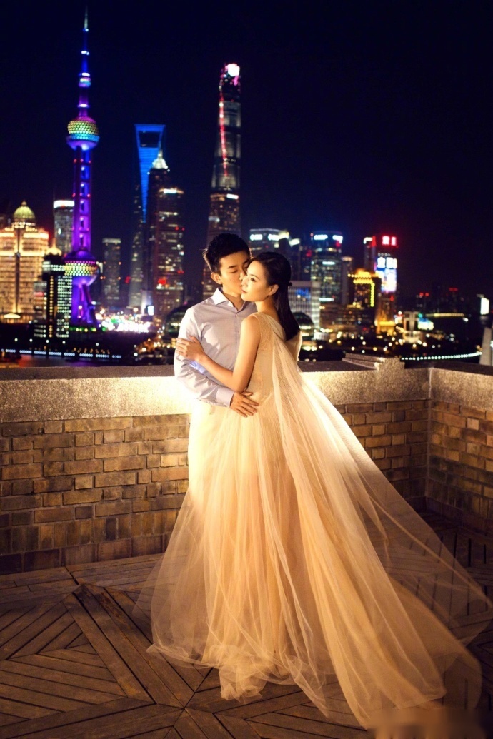 奥运冠军,跳水皇后吴敏霞与老公张效诚结婚照曝光 有在田径场,有在