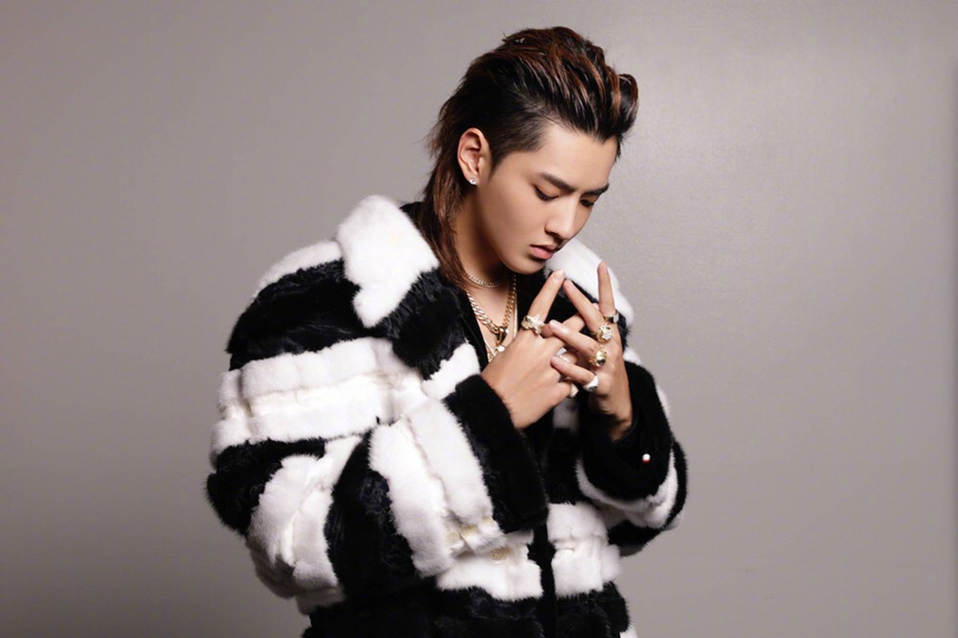 "凛冬将至"吴亦凡身穿黑白条纹毛绒大衣宣传个人首专先导单曲《coupe
