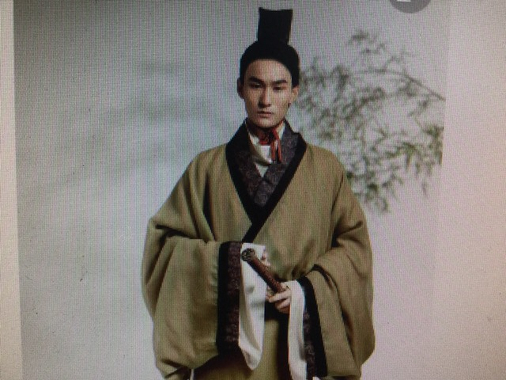 汉服:汉代男子主要穿宽衣大袖的袍服.