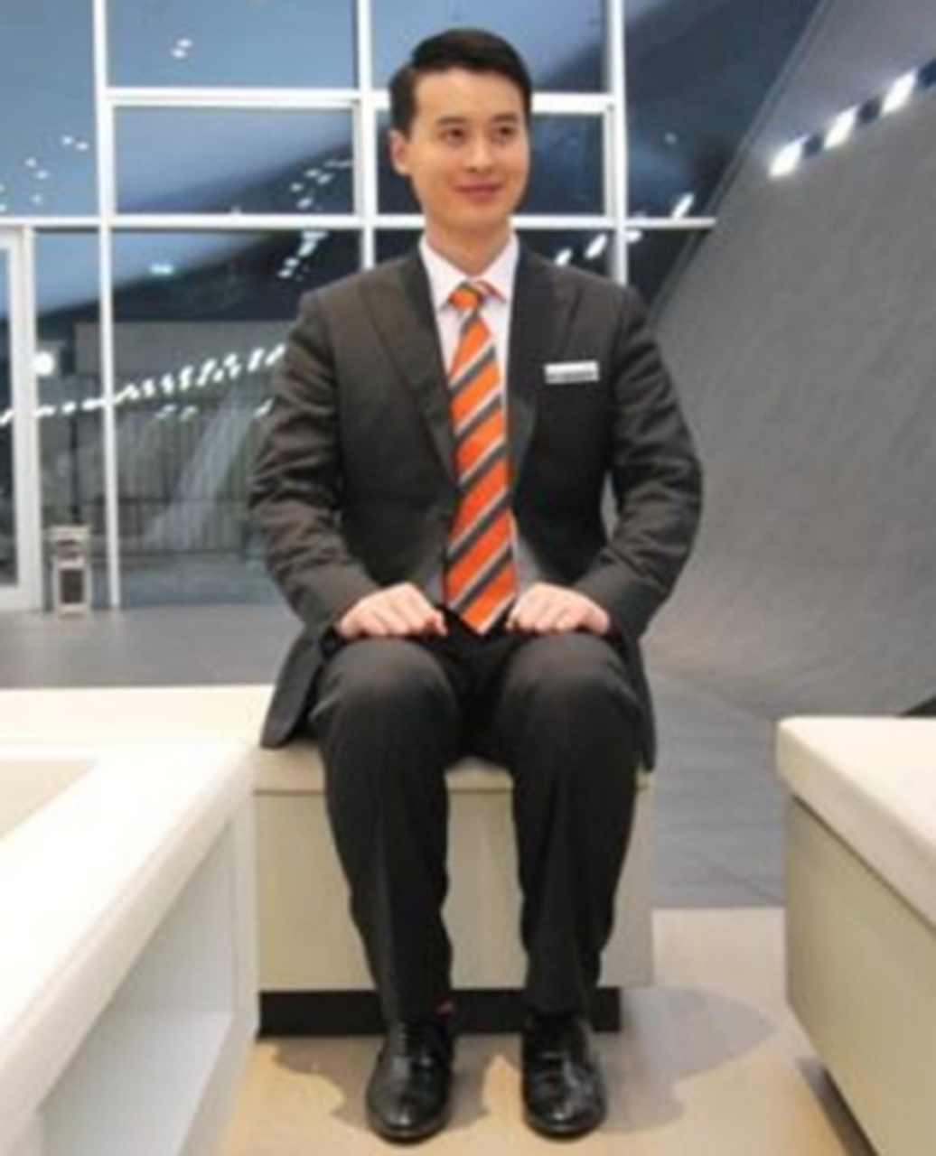 职场商务礼仪之男士坐姿形象要点 腰背保持挺直 坐在座椅三分之二 头
