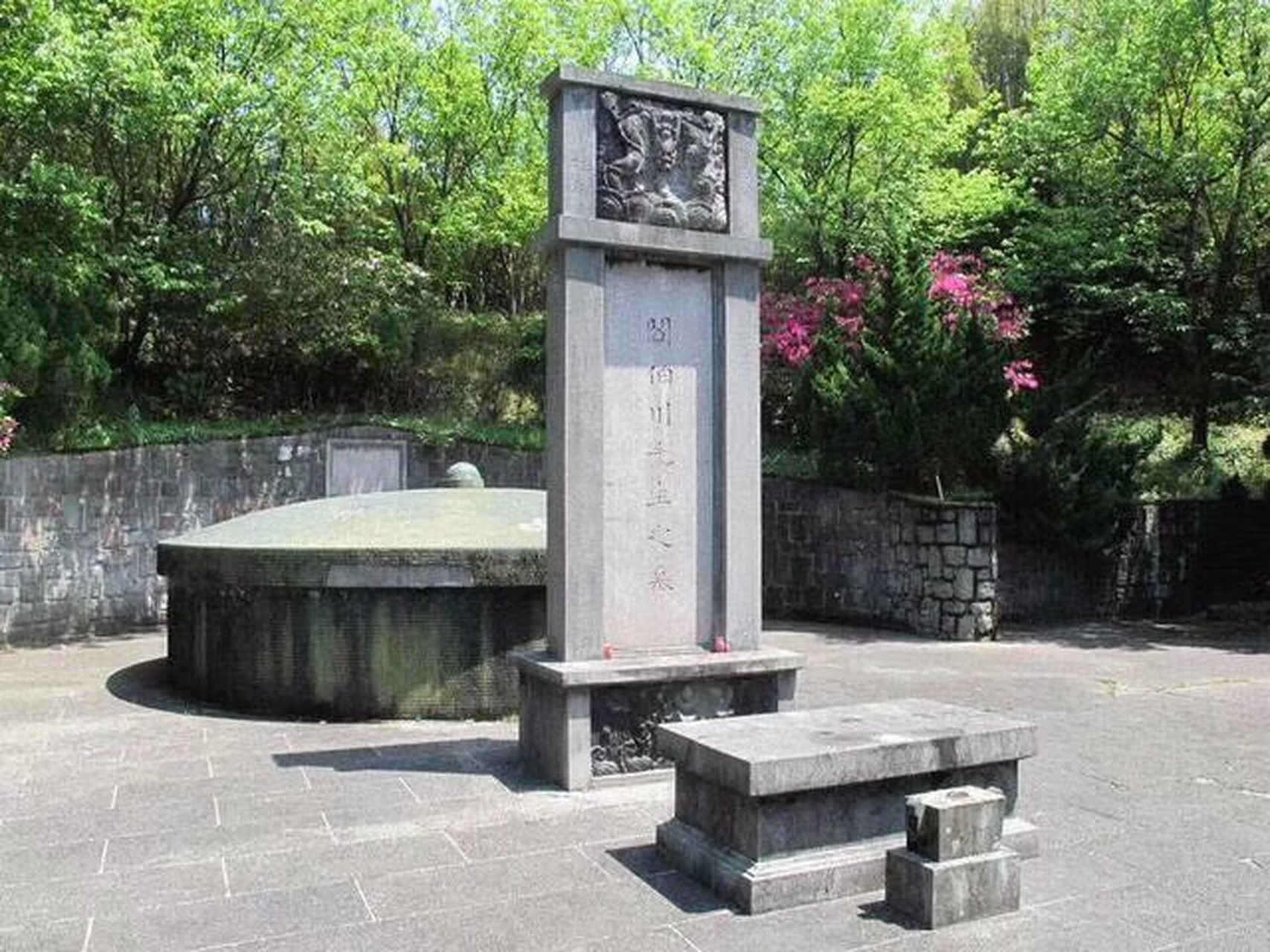 台湾阎锡山墓地,墓碑朝向山西老家,图7是为他守墓至今的老部下.