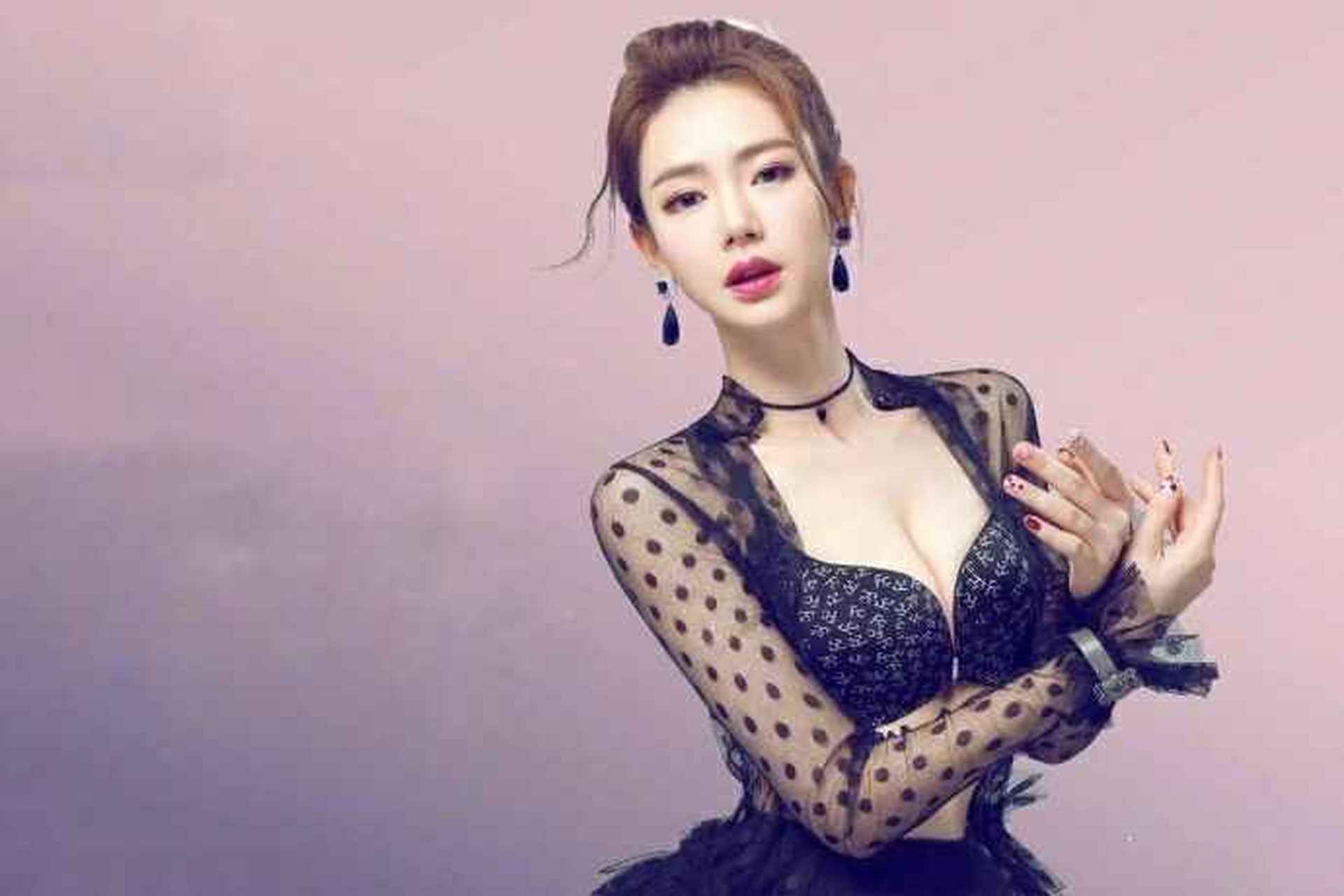 戚薇内衣广告大片,第一次发现戚哥也有这么性感的一面,身材曲线堪称