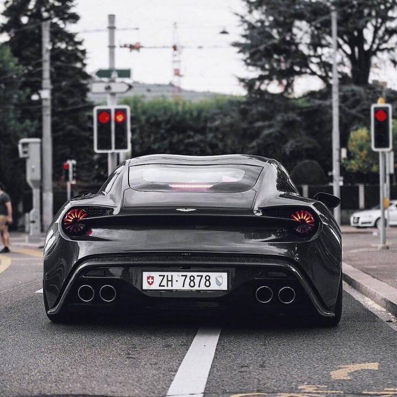 一辆长得像表情包的跑车
